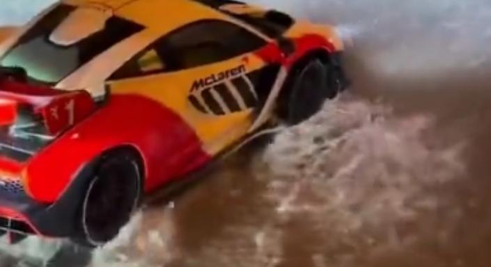 Bokáig érő vízben gázoltak az 500 milliós autóval