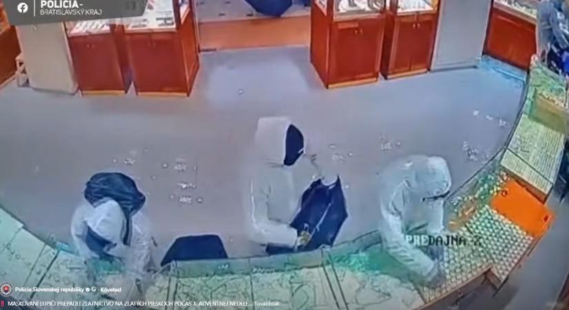 Mozivászonra illő rablás Pozsonyban: Maszkos banda fosztott ki egy ékszerüzletet (Videó)