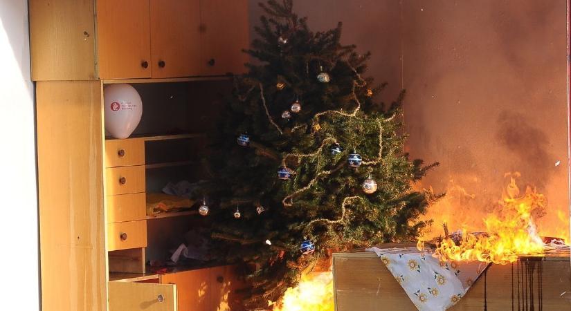 Percek alatt lángba borulhat a karácsonyfa – így kerülhetjük el a tragédiát