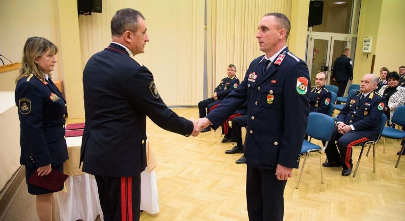 Tűzoltó századossá léptették elő a Heves vármegyei katasztrófavédelem munkatársát