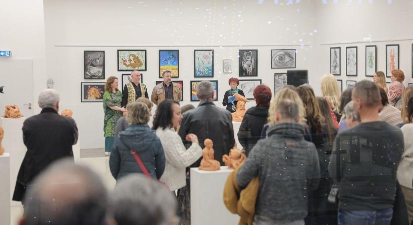 Fiatal tehetségek munkái láthatók a Csiszolódó gyémántok kiállításon az Agria Parkban fotók