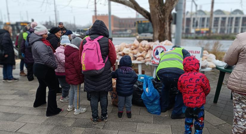 Hosszú sorokban vártak a nélkülözők a debreceni ételosztáson