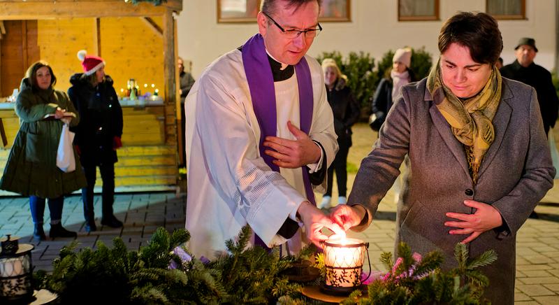 Büki Advent 2025 - Fellobbant az első gyertyaláng az adventi koszorún