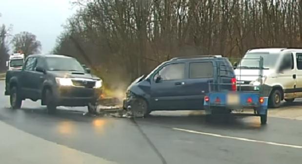 Videón a debreceni frontális baleset – ez okozta a bajt