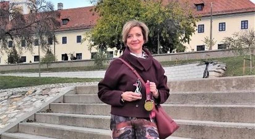 Világbajnoki trófeával ismerték el a győri reumatológust