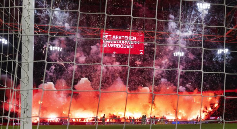 Szurkolói tűzijáték miatt úgy ért véget az Ajax meccse, hogy szinte el sem kezdődött
