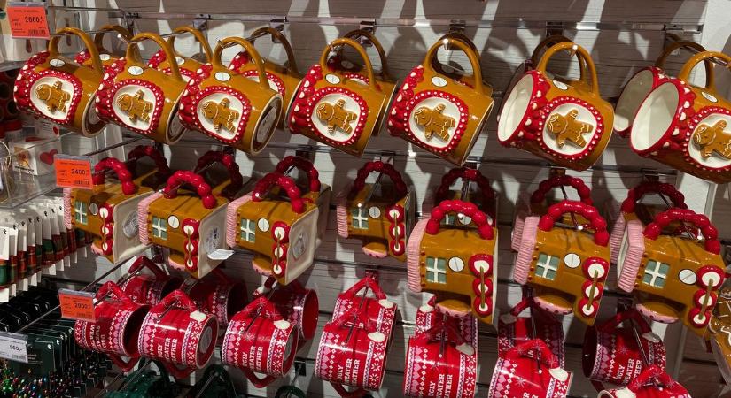 Mézi-láz tarol 2025-ben: megnéztük a boltok karácsonyi dekorációit és az idei árakat – fotók