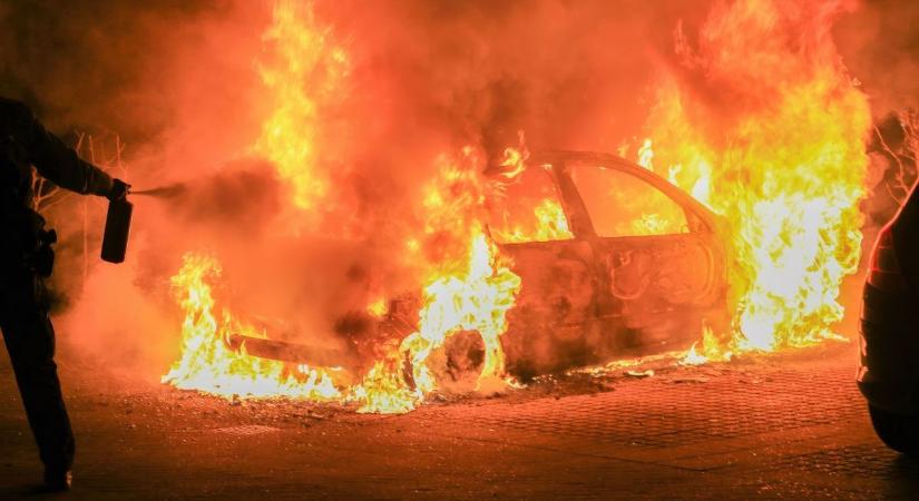 Lángba borult egy autó vasárnap éjjel Jászladányban – perceken múlt a tragédia