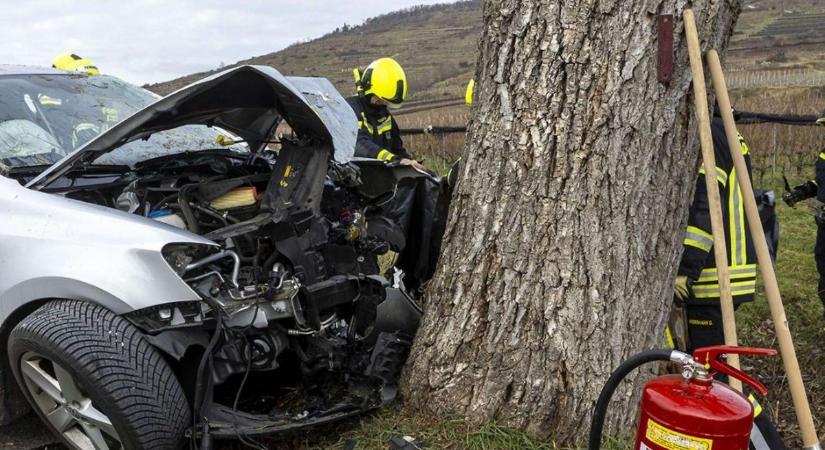 Halálos kimenetelű autóbaleset történt Ausztriában