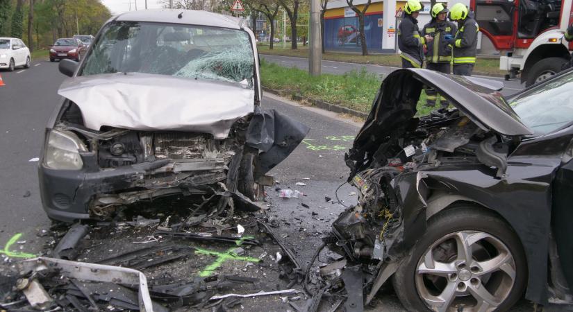 Bepánikolt a sofőr, felvette a kamera a frontális karambolt