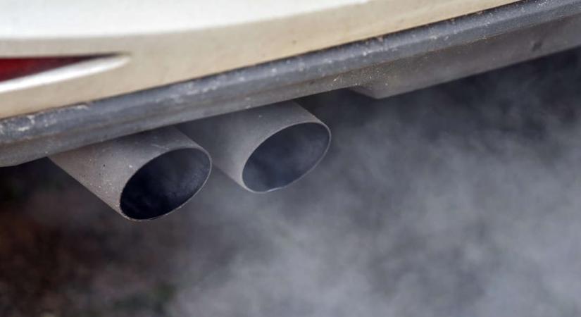 Motormelegítésért és havas autóért is pénzbírság járhat