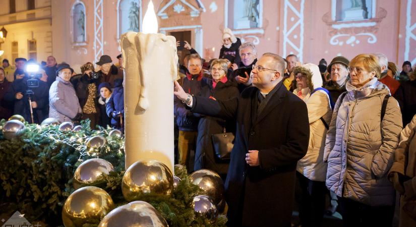 Meggyújtották az első gyertyát a város koszorúján