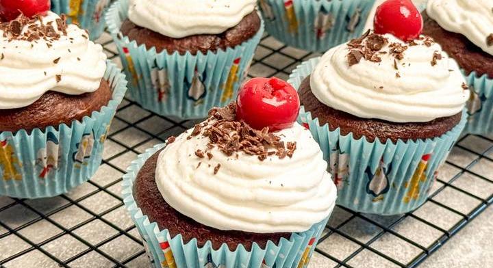 Krémes Fekete-erdő muffin meggytöltelékkel: mutatós és isteni