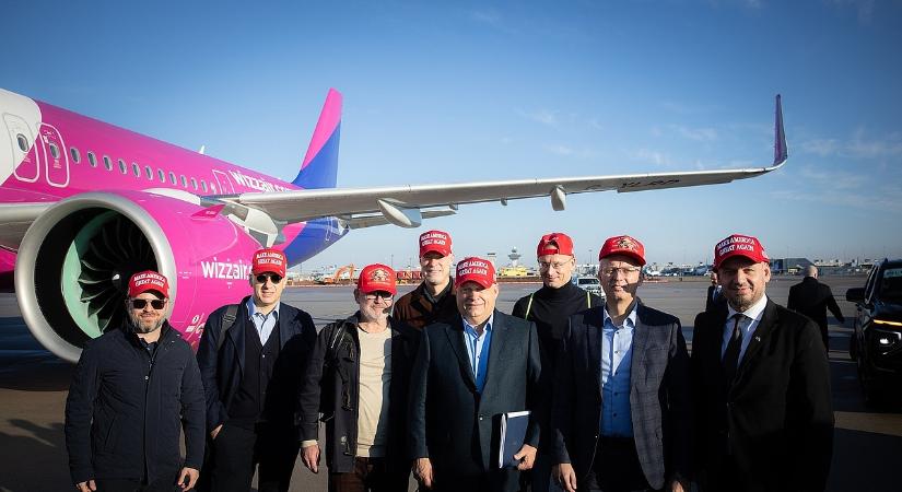 Lázár megirigyelte Orbánt és Trumpot, szuvenírekkel jelentkezik