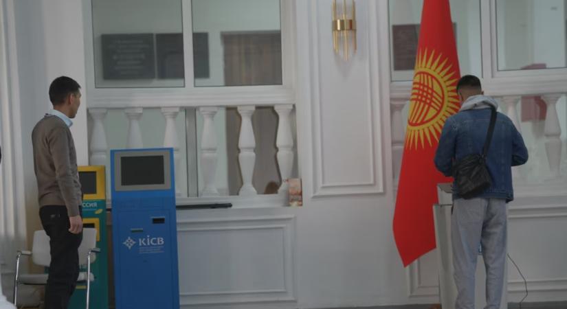 Előrehozott parlamenti választásokat tartottak Kirgizisztánban