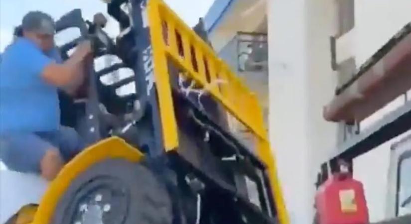 Megjöttek a szállítók, úgy lepakoltak, hogy mindenki rajtuk röhögött – videó