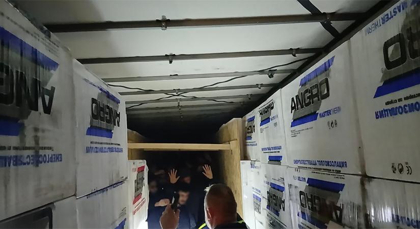 Pokoli utazás: embercsempészeket füleltek le az M7-esen