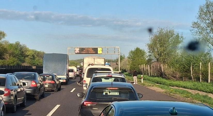 Két teherautó ütközött az M3-ason, tűzoltók szabadítottak ki egy embert a roncsok közül