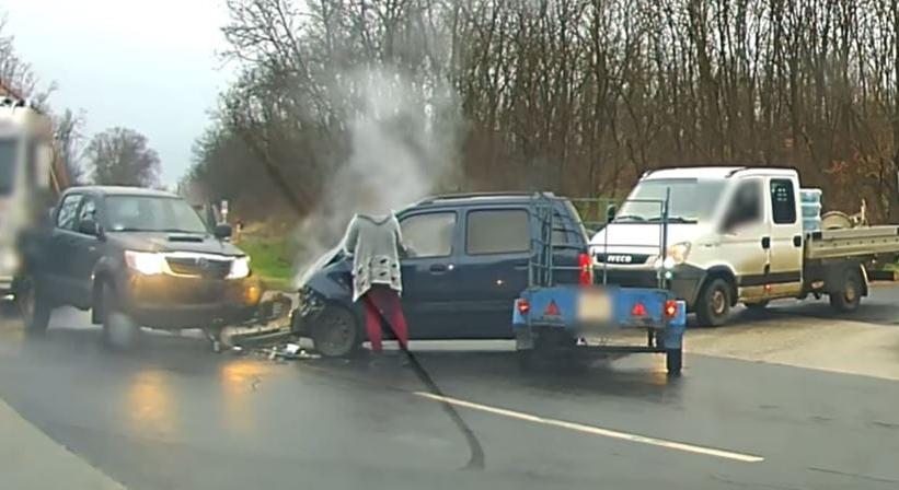 Videó: Átlépte a felezővonalat a pickup, hiába vészfékezett a suzukis