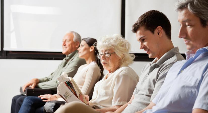 Mi történik? Tódul a nép az egészségpénztárakba