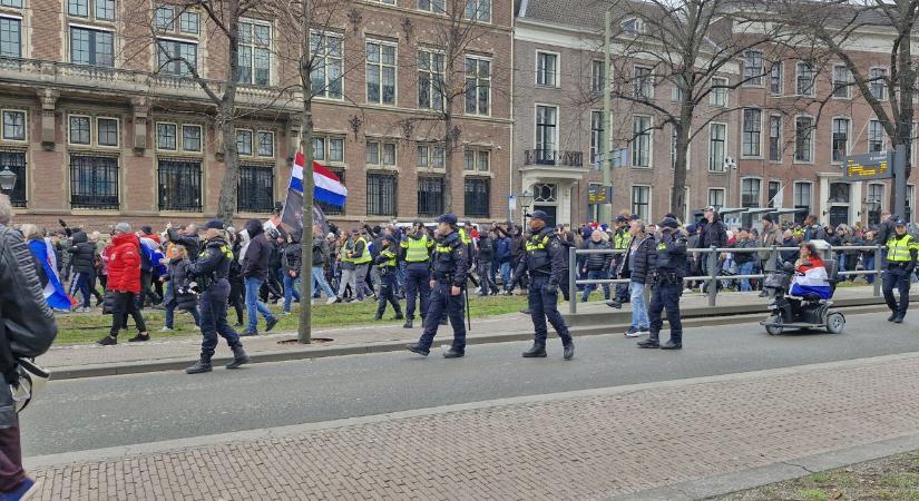 Több mint 30 embert állítottak elő egy bevándorlásellenes felvonuláson Hollandiában
