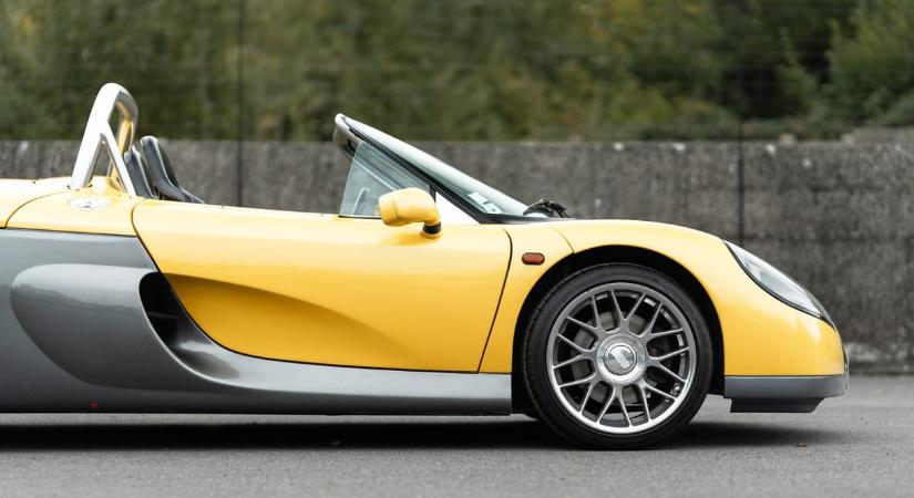 Adrenalinbomba: tető nélküli Renault méregzsák vár új gazdára