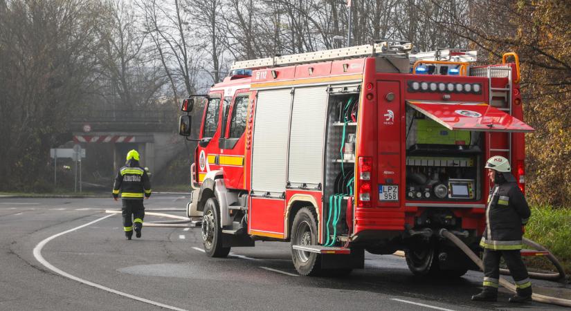 Szörnyű baleset miatt zárták le az M3-mast Budapest felé: Feszítővágóval szabadították ki az utast