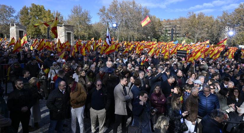 Tízezre vonultak utcára Spanyolországban a kormány lemondását követelik
