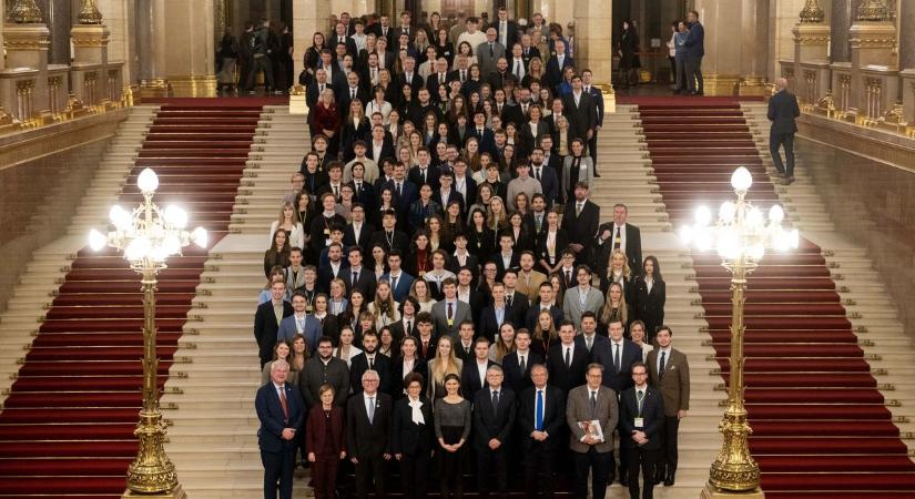 Történelmi pillanat az Országházban