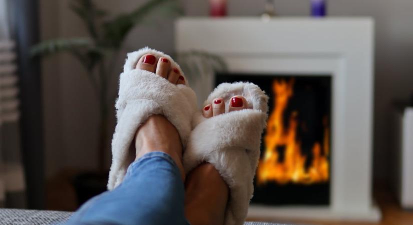 Fagyos, csillogó, ünnepi: 6 pedikűrszín, ami feldobja a tél minden napját