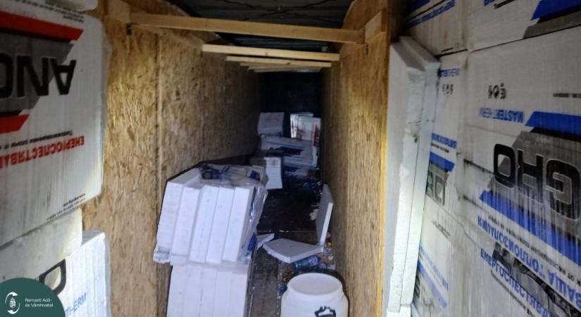 Pokoli körülmények között akartak Olaszországba csempészni 18 főt, a szúrós szagú raktérben lévő embereknek hordóba kellett elvégezni a szükségleteiket