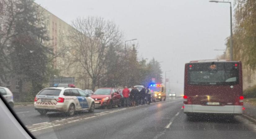 Hármas karambol a Füredi csomópontban – összecsúsztak a reggeli csúcsban