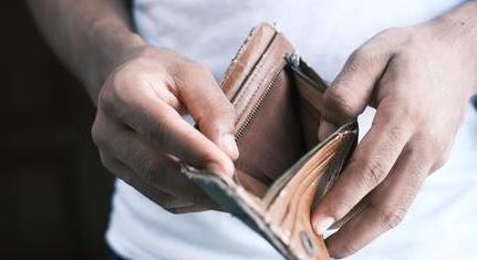 Tízből három magyar nem tudna kifizetni egy hirtelen jött 100 ezer forintos kiadást