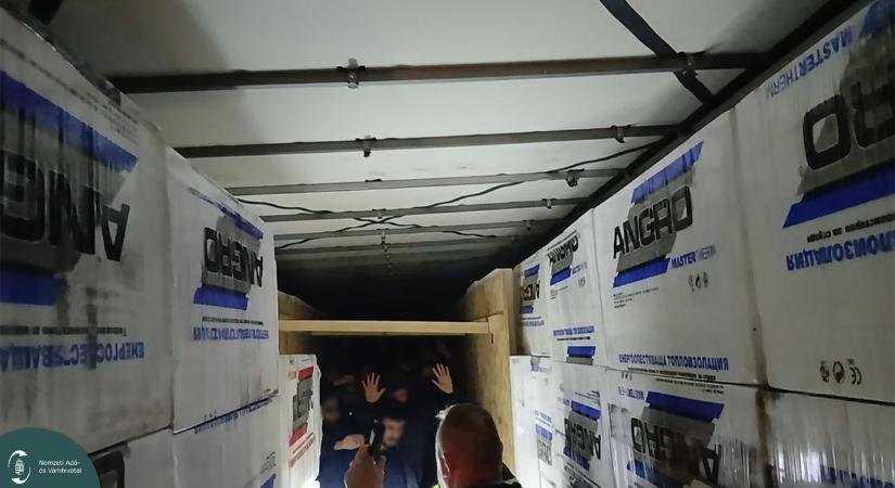 Az M7-esen ért véget a pokoli utazás, vizeletük szaga buktatta le az iráni és kurd migránsokat