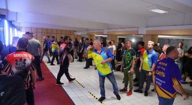 Játékkal emlékeztek egykori társukra a dartsosok