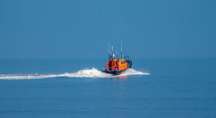 Luxusjachtról zuhant a jeges vízbe egy férfi