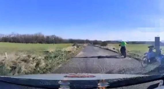A legkisebb gond az volt, hogy ez a két motoros vontatta egymást – videó