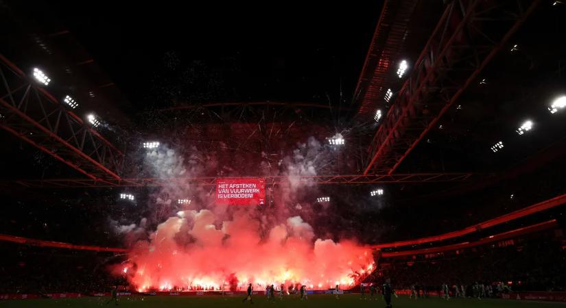 Lángokban állt a stadion, félbeszakadt az Ajax focimeccse – videó