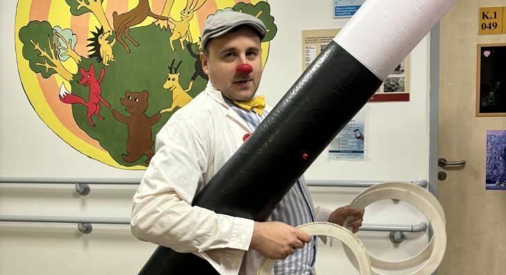 Különleges vendég érkezett a Gyermekosztályra 