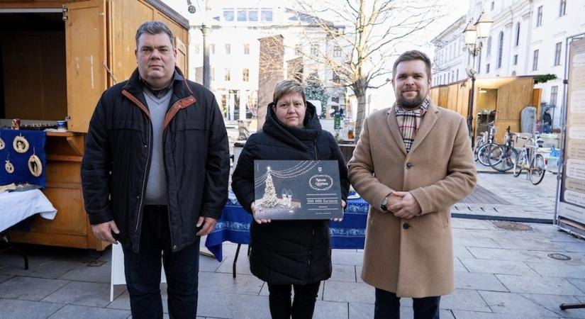 Megnyílt az Adventi Jótékonysági Faház Győrben