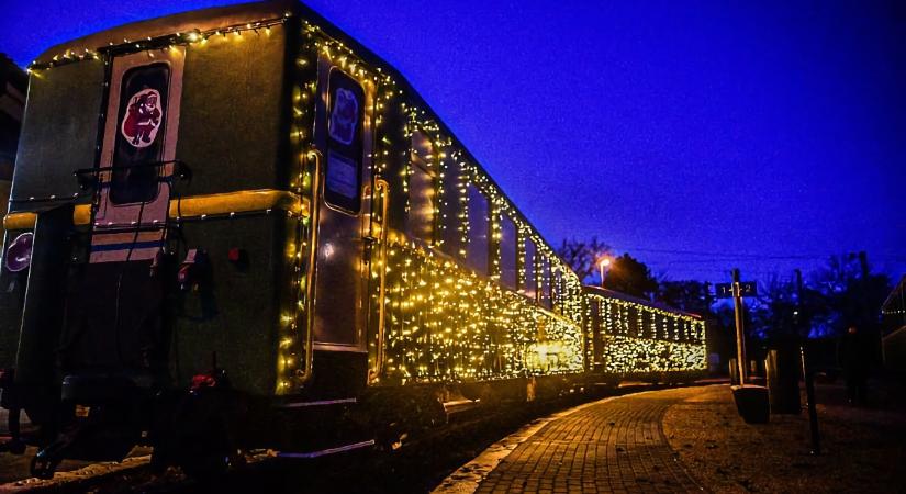 2025-ben is ünnepi díszben, fényvonatként jár a balatonfenyvesi kisvasút