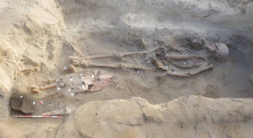 „Igazi szenzáció” – honfoglalás kori elit harcos sírját és kincseit találták meg Akasztónál