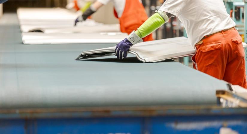 Több ezer dolgozó tűnt el a legnagyobb hazai gyárakból egy év alatt