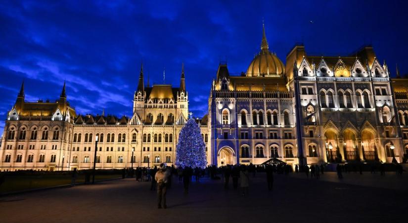 Képeken a fényfüzérbe öltözött Ország Karácsonyfája