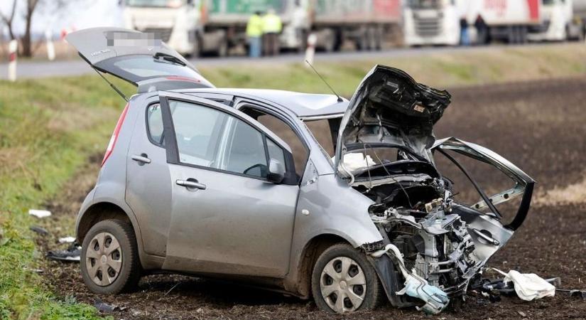 Gyorshajtó miatt halt meg egy vétlen sofőr, gyilkosság miatt körözik a gyönyörű szőke nőt
