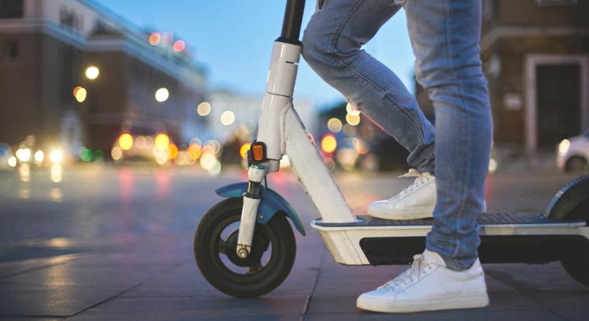 Durva bírság érik a rollereseknek januártól: késik az országos szabályozás, de ez a megyeszékhely meglépte