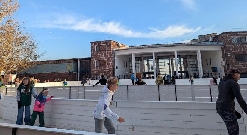 Ünnepélyes keretek közt megnyitották az Almádi Jégpályát (galéria)