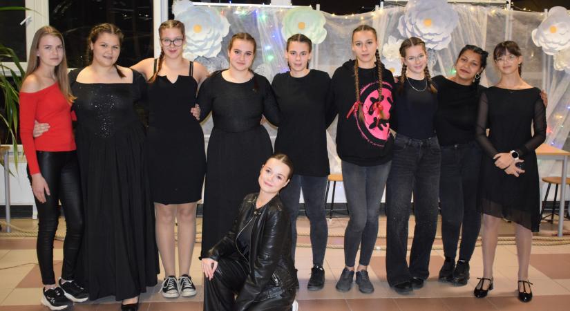 Bemutatkozó estet rendeztek a Cseresnyés kollégiumban