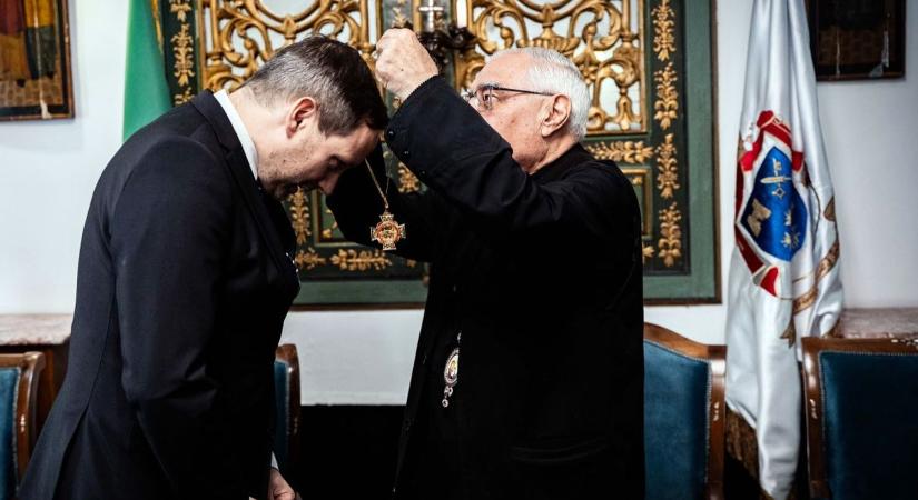 Jeruzsálemi Kereszt érdemrenddel ismerték el Azbej Tristan munkáját Szíriában