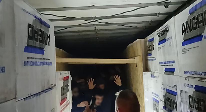 Pokoli utazás egy teherautó rakterében – lebukott az embercsempész-hálózat